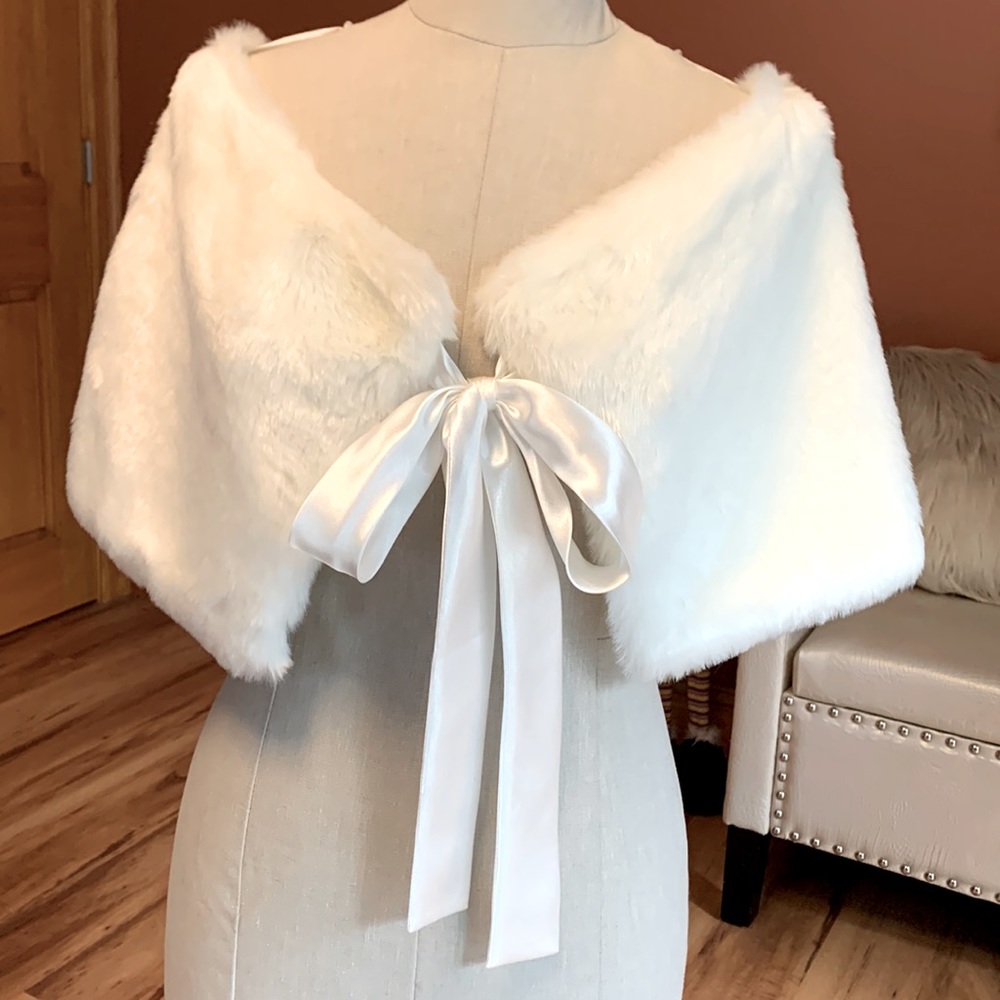 Amanda Smith White Faux Fur Wrap